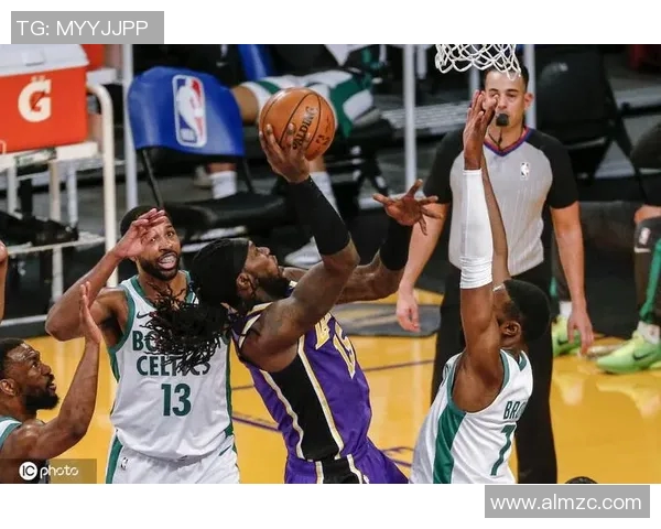 布朗抢断击地传球 霍福德跟进双手暴扣